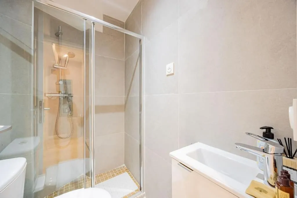 Apartment Charme Parisien 6 Personnes, 2 Chambres, 19eme Paris