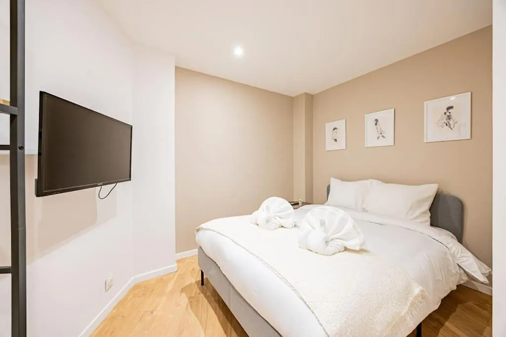Charme Parisien 6 Personnes, 2 Chambres, 19eme דירה *