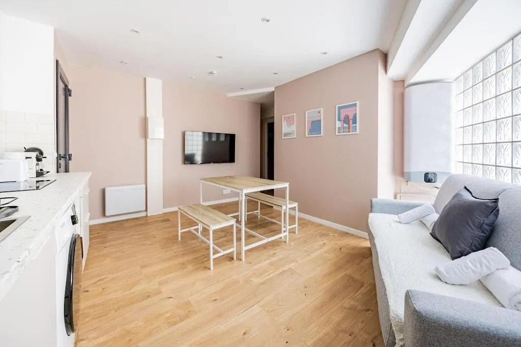 Charme Parisien 6 Personnes, 2 Chambres, 19eme *